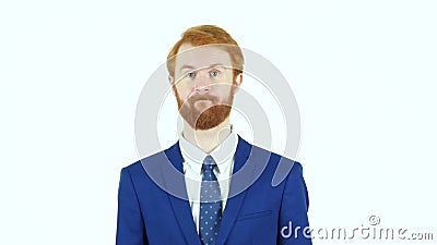 Dito d'ondeggiamento da rifiutare, no dall'uomo d'affari rosso della barba dei capelli, fondo bianco stock footage Dito d'ondeggiamento da rifiutare, no dall'uomo d'affari rosso della barba dei capelli, fondo bianco stock footage