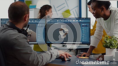 Diverse teams die discussiëren over industriële projecten waarbij gebruik wordt gemaakt van twee monitoren stock video Diverse teams die discussiëren over industriële projecten waarbij gebruik wordt gemaakt van twee monitoren stock video