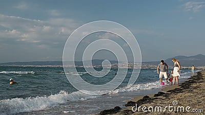 Divertimento da família na praia. filme Divertimento da família na praia. filme