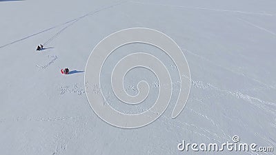 Divertimento di inverno La gente sul lago congelato è impegnata nel parapendio e nella pesca dell'inverno video d archivio Divertimento di inverno La gente sul lago congelato è impegnata nel parapendio e nella pesca dell'inverno video d archivio