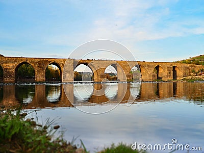 Diyarbakir, Turkey historic ten-eyed bridge viewon gozlu kopru Stock Photo