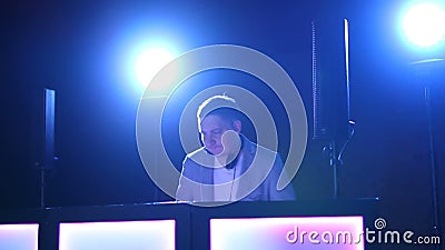 DJ mischt Musikaufzeichnungen mit CD-Playern und Mischer während der Partei am Nachtklub stock video footage DJ mischt Musikaufzeichnungen mit CD-Playern und Mischer während der Partei am Nachtklub stock video footage