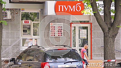 Dnipro, Ucraina - 30 giugno 2019: Filiale di PUMB Bank Firma con il logo della prima Banca internazionale ucraina Passeggeri a pi video d archivio Dnipro, Ucraina - 30 giugno 2019: Filiale di PUMB Bank Firma con il logo della prima Banca internazionale ucraina Passeggeri a pi video d archivio