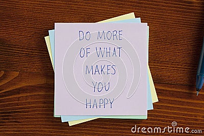 Do more of what makes you happy written on a note Stock Photo