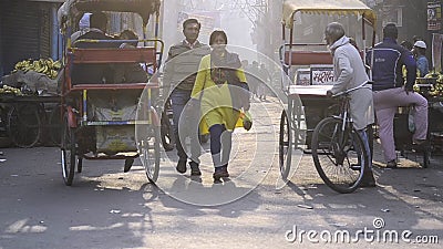 Dobiera się Waling na ruchliwej ulicie w mieście przy mglistym zima rankiem Delhi Chandni Chowk India zbiory wideo Dobiera się Waling na ruchliwej ulicie w mieście przy mglistym zima rankiem Delhi Chandni Chowk India zbiory wideo