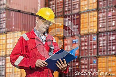 Docker checking consignment notes Stock Photo