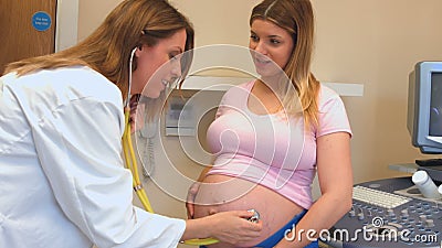 Le Ventre De Femme Enceinte Avec Le Bebe Se Deplacant Et Donnant Un Coup De Pied A L Interieur Banque De Videos Video Du Enceinte Esperance Le Ventre De Femme Enceinte Avec Le Bebe Se Deplacant Et Donnant Un Coup De Pied A L Interieur Banque De Videos Video Du Enceinte Esperance