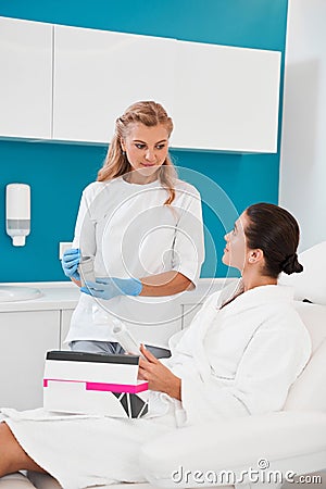 Doctor demonstrating plasmolifting kit for patient Stock Photo