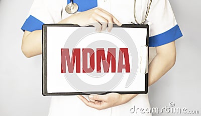 Doctor holding a paper plate with text MDMA, medical concept Stock Photo
