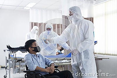 Doctors and staff Taking the patient to the emergency room to check for viruses During the COVID outbreak Stock Photo