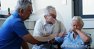Doktor und Senioren, die auf einander 4k einwirken stock footage Doktor und Senioren, die auf einander 4k einwirken stock footage