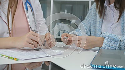 Doktorscy lek na receptę dla pacjenta Zakończenie up doktorska ręka daje medycyny pastylce Leczenie medyczny zbiory Doktorscy lek na receptę dla pacjenta Zakończenie up doktorska ręka daje medycyny pastylce Leczenie medyczny zbiory
