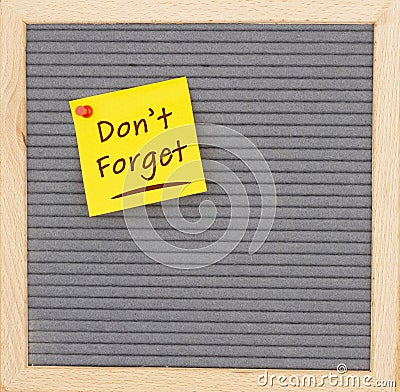 Don`t Forget message on sticky note on gray felt letter board Stock Photo