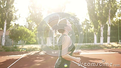 Donna adatta nel reggiseno nero di sport e camicia che corrono all'aperto Ragazza castana con la coda di cavallino happilly che p video d archivio Donna adatta nel reggiseno nero di sport e camicia che corrono all'aperto Ragazza castana con la coda di cavallino happilly che p video d archivio