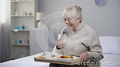 Donna anziana sorridente che mangia cena nella casa di cura, sicurezza sociale per la gente invecchiata video d archivio Donna anziana sorridente che mangia cena nella casa di cura, sicurezza sociale per la gente invecchiata video d archivio
