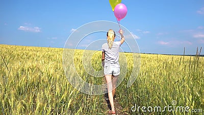 Donna teenager con i palloni che cammina nel campo al rallentatore video d archivio Donna teenager con i palloni che cammina nel campo al rallentatore video d archivio