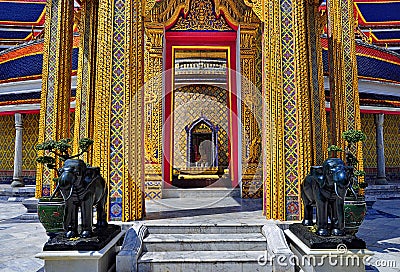 Doorway to the central chedi at Wat Ratchabopit Stock Photo