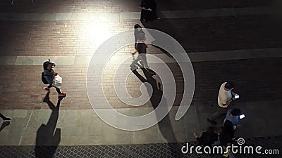 DOUBAI, VERENIGDE ARABISCHE EMIRATEN, 3 MEI, 2018: Beweging die van mensen, gang gelijk maken stock video DOUBAI, VERENIGDE ARABISCHE EMIRATEN, 3 MEI, 2018: Beweging die van mensen, gang gelijk maken stock video