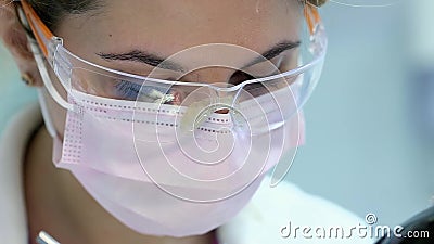 Doutor atrativo Dentist em vidros protetores no trabalho vídeos de arquivo Doutor atrativo Dentist em vidros protetores no trabalho vídeos de arquivo