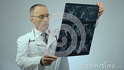 Doświadczony kardiolog sprawdza CT obraz cyfrowego naczynia krwionośne, patrzeje zaskakujący zbiory wideo Doświadczony kardiolog sprawdza CT obraz cyfrowego naczynia krwionośne, patrzeje zaskakujący zbiory wideo