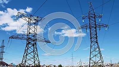 Draden met hoog voltage op elektrosteunen Elektrische voeding Vervoer van elektriciteit door draad De energieindustrie stock video Draden met hoog voltage op elektrosteunen Elektrische voeding Vervoer van elektriciteit door draad De energieindustrie stock video