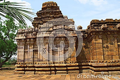 Dravidian vimana style sikhara and a view of the Devakoshthas on the south wall. Jain temple, Jinalaya, known as Jaina Narayana, P Stock Photo