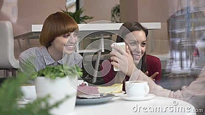Drei junge kaukasische Mädchen sitzen in einem Café und lachen und lächeln, Freunde, Firma, Klatsch, Dialog, Diskussion stock video Drei junge kaukasische Mädchen sitzen in einem Café und lachen und lächeln, Freunde, Firma, Klatsch, Dialog, Diskussion stock video