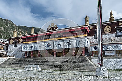 Drepung is the largest of all Tibetan monasteries and is located on the Gambo Utse mountain, at the foot of Mount Gephel Stock Photo