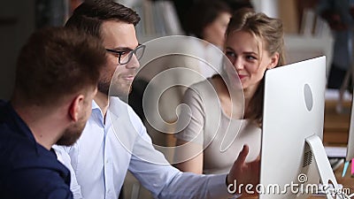 Drie gelukkige collega's die samen het bespreken van computerproject werken in groepswerk stock videobeelden Drie gelukkige collega's die samen het bespreken van computerproject werken in groepswerk stock videobeelden