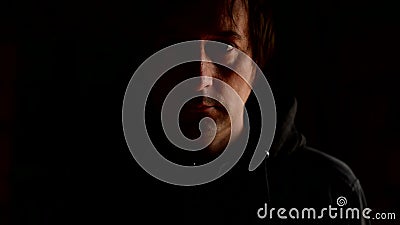 Droevige mens die gezicht behandelen met handen en in wanhoop schreeuwen. Chronische depressie, zorg, verdriet, droefheid, melanch stock videobeelden Droevige mens die gezicht behandelen met handen en in wanhoop schreeuwen. Chronische depressie, zorg, verdriet, droefheid, melanch stock videobeelden