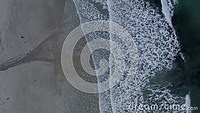 Drone video ovanför strand och man som går på stranden och turkos till havs bakom polär cirkel arkivfilmer Drone video ovanför strand och man som går på stranden och turkos till havs bakom polär cirkel arkivfilmer