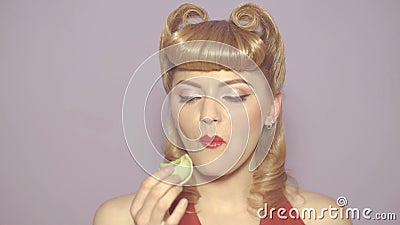 Droomjonge vrouw met smakelijke macaron die macaron dicht bij de open mond houdt. schoonheidsmode meisje dat van macaron geniet me stock footage Droomjonge vrouw met smakelijke macaron die macaron dicht bij de open mond houdt. schoonheidsmode meisje dat van macaron geniet me stock footage