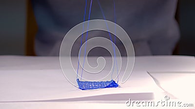 Druckplastikmodell mit Plastikdraht-Faden unter Verwendung des Stiftes 3D Innovative Technologie gebräuchlich stock footage Druckplastikmodell mit Plastikdraht-Faden unter Verwendung des Stiftes 3D Innovative Technologie gebräuchlich stock footage