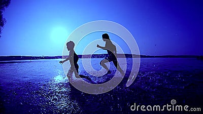 Duas crianças que correm na praia no nascer do sol filme Duas crianças que correm na praia no nascer do sol filme