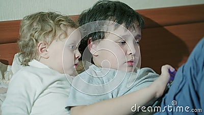 Duas jovens crianças que jogam com uma tabuleta vídeos de arquivo Duas jovens crianças que jogam com uma tabuleta vídeos de arquivo