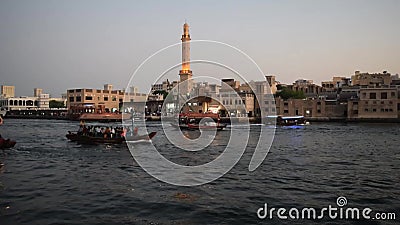 Dubai gammal stadsyta med rta arba-båtar på dubai creek. Bur dubai-gamla traditionella båtar som flyter med turister. vatten lager videofilmer Dubai gammal stadsyta med rta arba-båtar på dubai creek. Bur dubai-gamla traditionella båtar som flyter med turister. vatten lager videofilmer