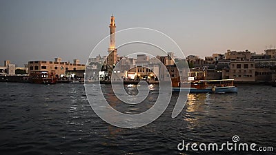Dubai gammal stadsyta med rta arba-båtar på dubai creek. Bur dubai-gamla traditionella båtar som flyter med turister. vatten lager videofilmer Dubai gammal stadsyta med rta arba-båtar på dubai creek. Bur dubai-gamla traditionella båtar som flyter med turister. vatten lager videofilmer