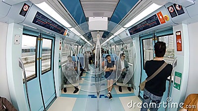 DUBAI UAE - FEBRUARI, 2017: inre av en rörande gångtunnelbil med folk i Dubai, UAE lager videofilmer DUBAI UAE - FEBRUARI, 2017: inre av en rörande gångtunnelbil med folk i Dubai, UAE lager videofilmer