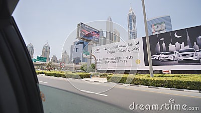 Dubai UAE - Maj 15, 2018: Körning till och med gatorna av Dubai Sikt från bilfönstret stock video Dubai UAE - Maj 15, 2018: Körning till och med gatorna av Dubai Sikt från bilfönstret stock video