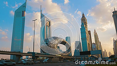 Dubaimuseum. Framtidens museum vid solnedgången med molnigt och vackert himmel. Dubbel tunnelbana som passerar genom. arkivfilmer Dubaimuseum. Framtidens museum vid solnedgången med molnigt och vackert himmel. Dubbel tunnelbana som passerar genom. arkivfilmer