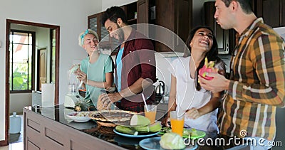 Due coppie in cucina che cucina insieme, la giovane donna e Man Group che parlano le verdure tagliate ed i frutti preparano sano video d archivio Due coppie in cucina che cucina insieme, la giovane donna e Man Group che parlano le verdure tagliate ed i frutti preparano sano video d archivio