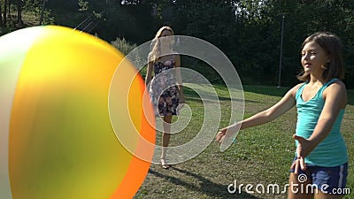 Due ragazze sveglie delle età che differenti la loro madre gioca con una palla gonfiabile del grande arcobaleno variopinto archivi video Due ragazze sveglie delle età che differenti la loro madre gioca con una palla gonfiabile del grande arcobaleno variopinto archivi video