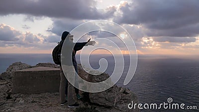 Due turisti stanno stando sull'orlo di una scogliera e stanno scavando intorno Un uomo e una donna sono sorpresi dal roccioso stock footage Due turisti stanno stando sull'orlo di una scogliera e stanno scavando intorno Un uomo e una donna sono sorpresi dal roccioso stock footage
