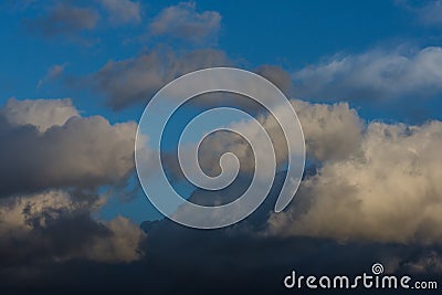 dunkle einzelne wolken Stock Photo