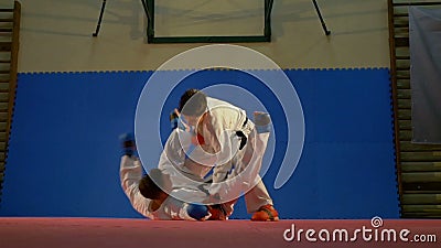 Dwa młodej chłopiec ćwiczy kopnięcie boks przy gym w zwolnionym tempie zbiory Dwa młodej chłopiec ćwiczy kopnięcie boks przy gym w zwolnionym tempie zbiory