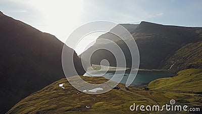 Dänemark, Färöer -, 14 kann 2017: Atlantische Nordinseln am Sonnentag des Frühlinges Kleines Dorf auf den Küste Paaren stock footage Dänemark, Färöer -, 14 kann 2017: Atlantische Nordinseln am Sonnentag des Frühlinges Kleines Dorf auf den Küste Paaren stock footage