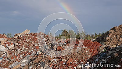 Déchets renversés et arc-en-ciel coloré au ciel bleu pollution environnementale écologique de photo de crise Problème écologique banque de vidéos Déchets renversés et arc-en-ciel coloré au ciel bleu pollution environnementale écologique de photo de crise Problème écologique banque de vidéos