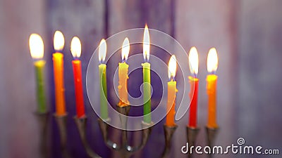 Día de fiesta judío Jánuca del símbolo judío con el foco suave selectivo de los candelabros tradicionales del menorah Día de fiesta judío Jánuca del símbolo judío con el foco suave selectivo de los candelabros tradicionales del menorah