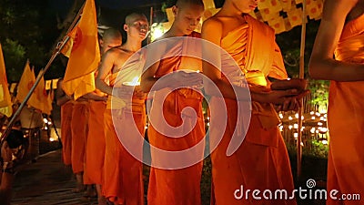 Día de Visakha Bucha, Chiangmai, Tailandia (tiro dejado carro) Día de Visakha Bucha, Chiangmai, Tailandia (tiro dejado carro)