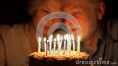 E Fundindo para fora velas vídeos de arquivo E Fundindo para fora velas vídeos de arquivo